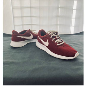 Preowned Women's Nike Maroon Tanjun Shoes, Size 10 USA